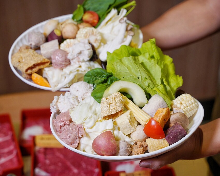 【和牛涮頭份尚順育樂世界店】苗栗首間日本A5和牛吃到飽！推薦頂級和牛套餐，能一次吃到四種和牛、炙燒和牛壽司、現烤鯛魚燒！自助吧區超豐富，還有舒適的用餐空間！ - 阿華田的美食日記