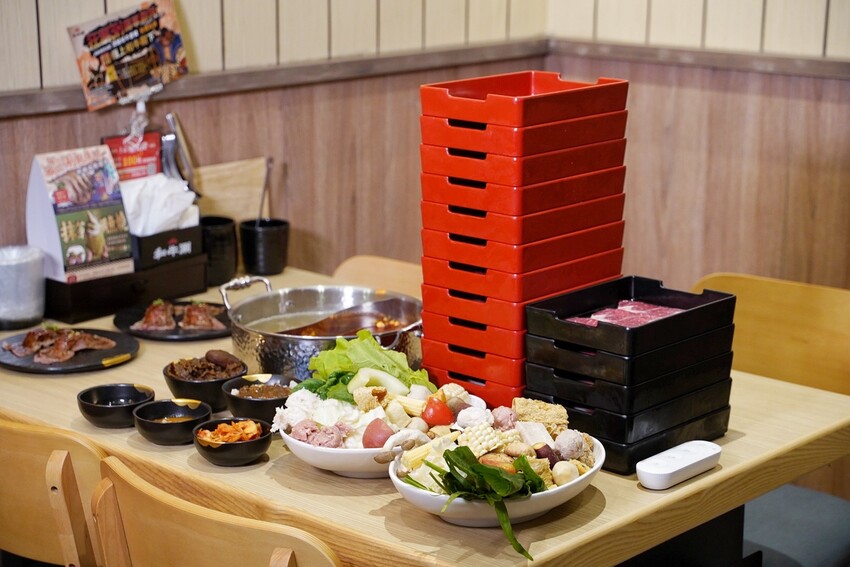 【和牛涮頭份尚順育樂世界店】苗栗首間日本A5和牛吃到飽！推薦頂級和牛套餐，能一次吃到四種和牛、炙燒和牛壽司、現烤鯛魚燒！自助吧區超豐富，還有舒適的用餐空間！ - 阿華田的美食日記