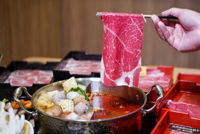 【和牛涮頭份尚順育樂世界店】苗栗首間日本A5和牛吃到飽！推薦頂級和牛套餐，能一次吃到四種和牛、炙燒和牛壽司、現烤鯛魚燒！自助吧區超豐富，還有舒適的用餐空間！ - 阿華田的美食日記