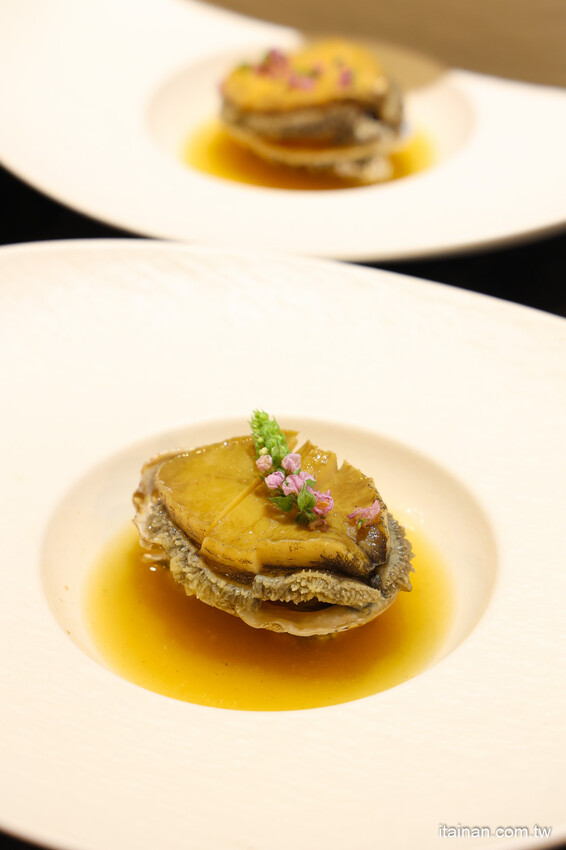 台南好入門的平價精緻omakase~1200元吃17道，2000元吃赤海膽、日本和牛、活鮑魚、北海道干貝等20道，30年資深飯店出身職人的堅持!台南安平「日銘鮨」板前壽司無菜單料理｜預約制 @台南好F