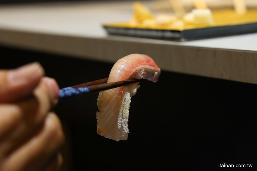 台南好入門的平價精緻omakase~1200元吃17道，2000元吃赤海膽、日本和牛、活鮑魚、北海道干貝等20道，30年資深飯店出身職人的堅持!台南安平「日銘鮨」板前壽司無菜單料理｜預約制 @台南好F