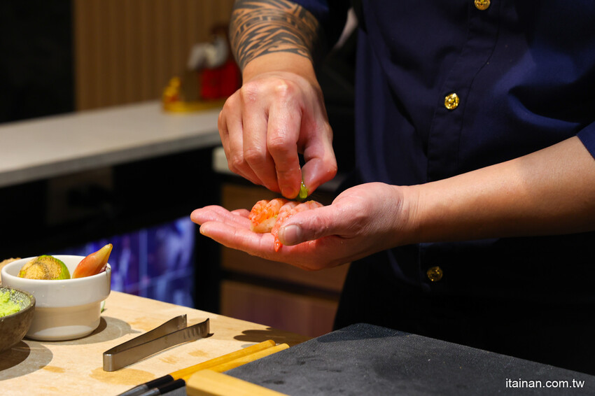 台南好入門的平價精緻omakase~1200元吃17道，2000元吃赤海膽、日本和牛、活鮑魚、北海道干貝等20道，30年資深飯店出身職人的堅持!台南安平「日銘鮨」板前壽司無菜單料理｜預約制 @台南好F