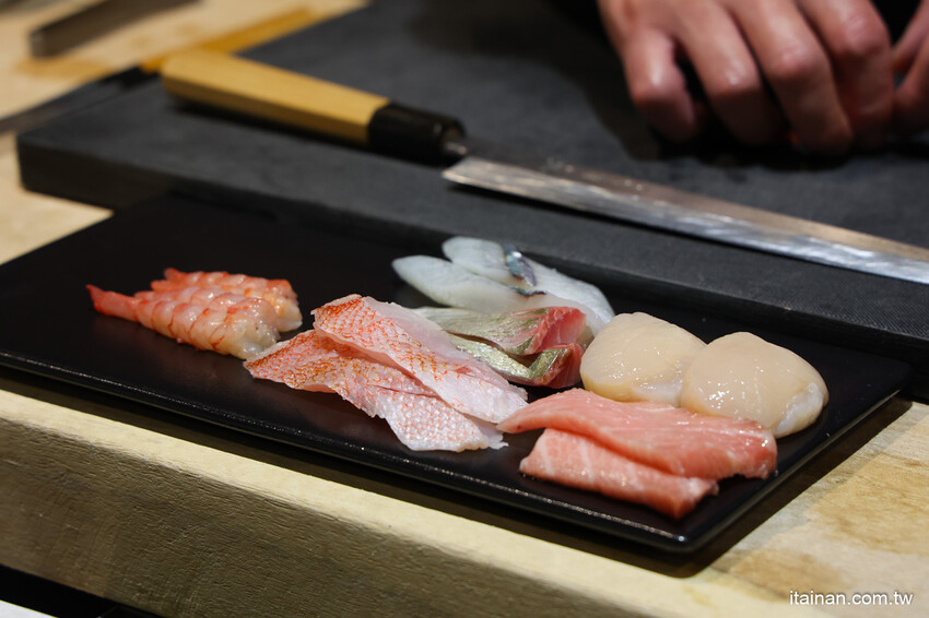 台南好入門的平價精緻omakase~1200元吃17道，2000元吃赤海膽、日本和牛、活鮑魚、北海道干貝等20道，30年資深飯店出身職人的堅持!台南安平「日銘鮨」板前壽司無菜單料理｜預約制 @台南好F