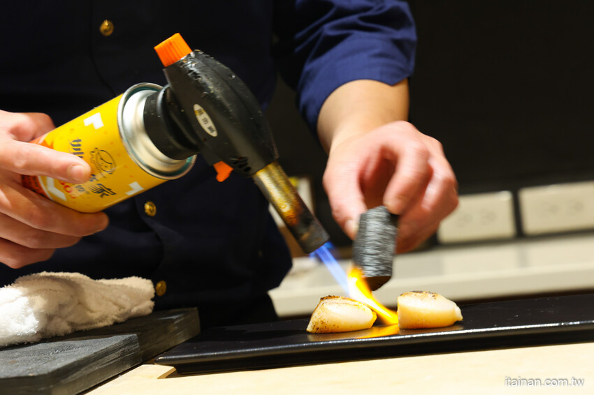 台南好入門的平價精緻omakase~1200元吃17道，2000元吃赤海膽、日本和牛、活鮑魚、北海道干貝等20道，30年資深飯店出身職人的堅持!台南安平「日銘鮨」板前壽司無菜單料理｜預約制 @台南好F