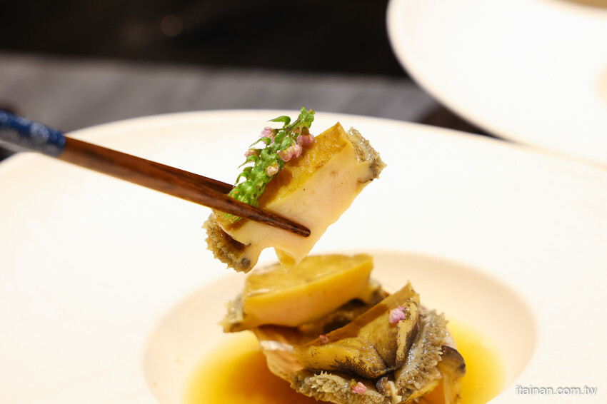 台南好入門的平價精緻omakase~1200元吃17道，2000元吃赤海膽、日本和牛、活鮑魚、北海道干貝等20道，30年資深飯店出身職人的堅持!台南安平「日銘鮨」板前壽司無菜單料理｜預約制 @台南好F