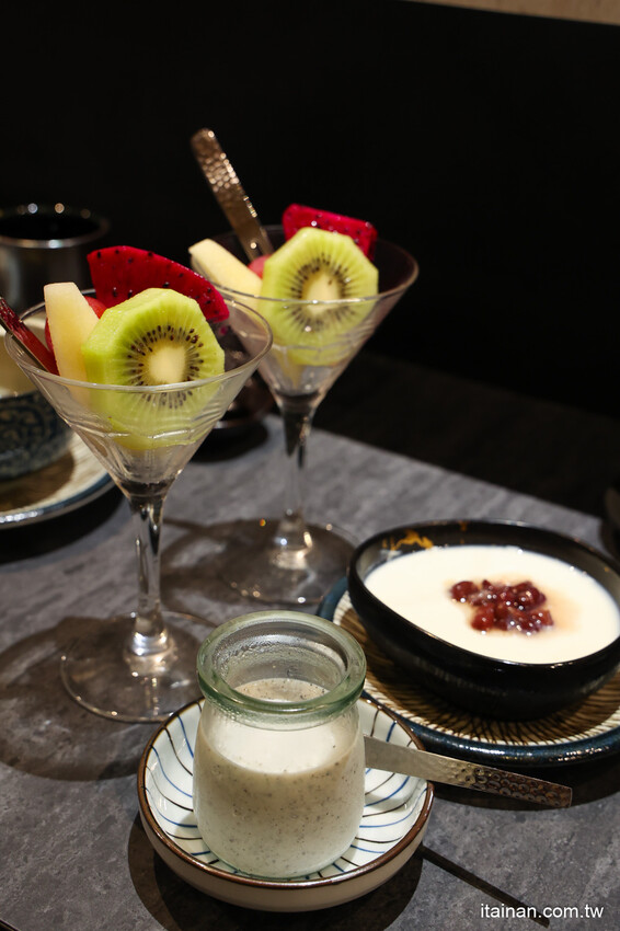 台南好入門的平價精緻omakase~1200元吃17道，2000元吃赤海膽、日本和牛、活鮑魚、北海道干貝等20道，30年資深飯店出身職人的堅持!台南安平「日銘鮨」板前壽司無菜單料理｜預約制 @台南好F