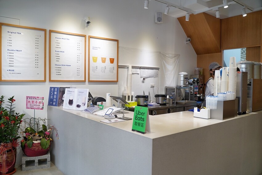 飲料愛店「得正」插旗苗栗竹南啦!【得正竹南博愛計劃】全新推出的大人系咖啡茶手搖飲你們喝過嗎?檸檬美式春烏龍、耶加雪菲凍焙奶茶、芝士奶蓋焙咖啡烏龍,吃得到隱藏版咖啡凍! - 阿華田的美食日記