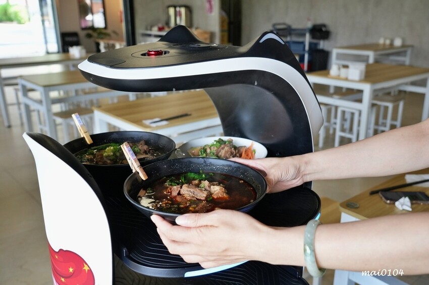 中壢牛肉麵推薦｜鍾小勤麵食館～免費加麵、加湯，豆花、飲料無限供應，吃飽還可以在旁邊的河堤步道散散步