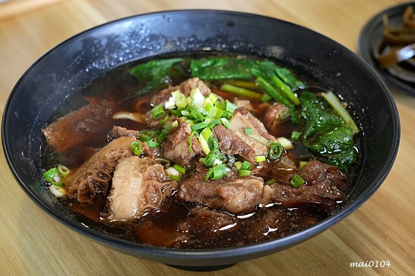 中壢牛肉麵推薦｜鍾小勤麵食館～免費加麵、加湯，豆花、飲料無限供應，吃飽還可以在旁邊的河堤步道散散步