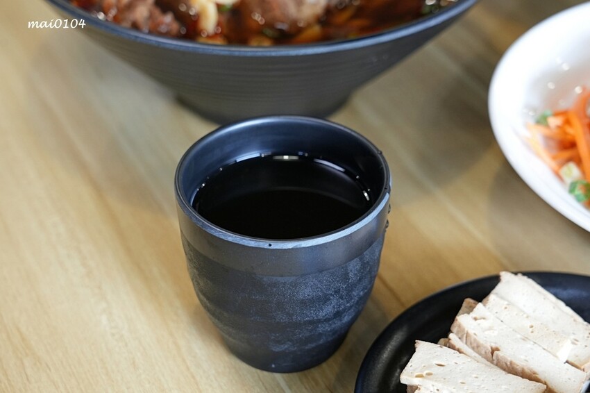 中壢牛肉麵推薦｜鍾小勤麵食館～免費加麵、加湯，豆花、飲料無限供應，吃飽還可以在旁邊的河堤步道散散步