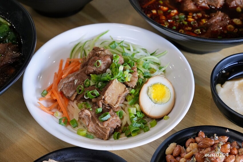 中壢牛肉麵推薦｜鍾小勤麵食館～免費加麵、加湯，豆花、飲料無限供應，吃飽還可以在旁邊的河堤步道散散步