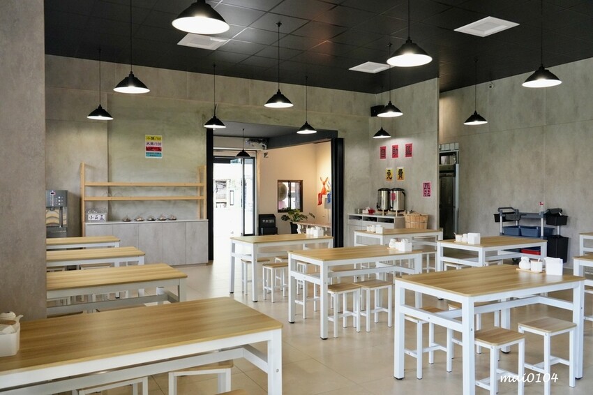 中壢牛肉麵推薦｜鍾小勤麵食館～免費加麵、加湯，豆花、飲料無限供應，吃飽還可以在旁邊的河堤步道散散步