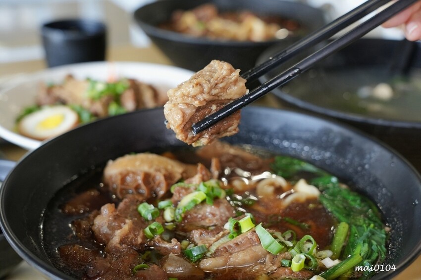 中壢牛肉麵推薦｜鍾小勤麵食館～免費加麵、加湯，豆花、飲料無限供應，吃飽還可以在旁邊的河堤步道散散步