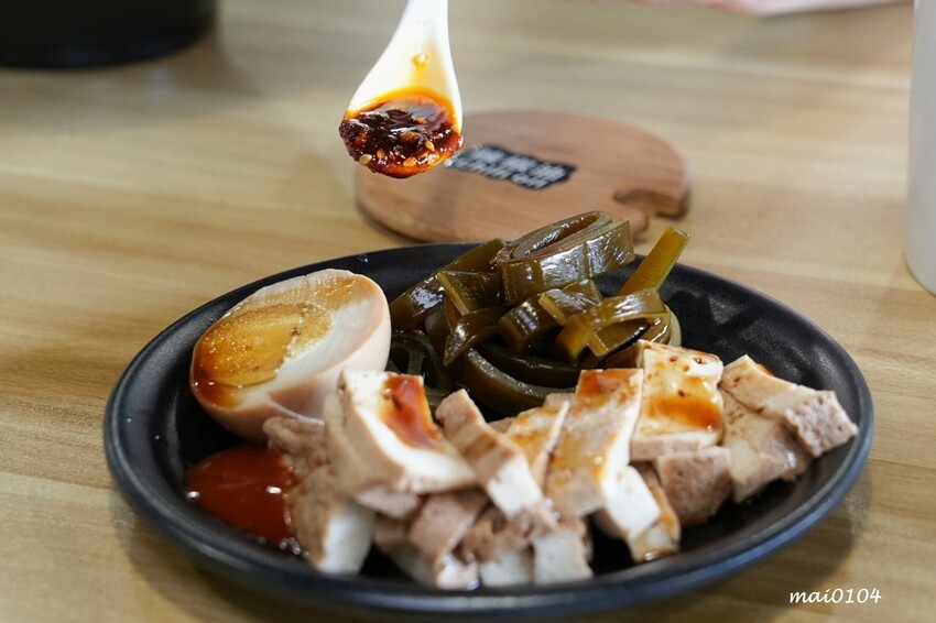 中壢牛肉麵推薦｜鍾小勤麵食館～免費加麵、加湯，豆花、飲料無限供應，吃飽還可以在旁邊的河堤步道散散步