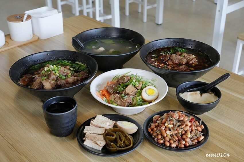 中壢牛肉麵推薦｜鍾小勤麵食館～免費加麵、加湯，豆花、飲料無限供應，吃飽還可以在旁邊的河堤步道散散步