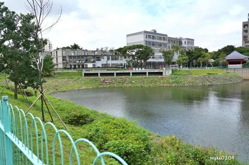 中壢牛肉麵推薦｜鍾小勤麵食館～免費加麵、加湯，豆花、飲料無限供應，吃飽還可以在旁邊的河堤步道散散步