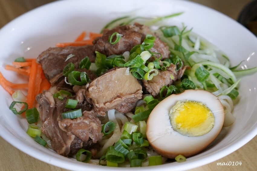 中壢牛肉麵推薦｜鍾小勤麵食館～免費加麵、加湯，豆花、飲料無限供應，吃飽還可以在旁邊的河堤步道散散步