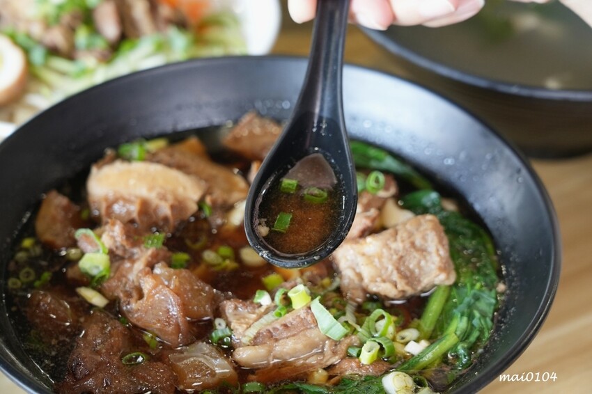 中壢牛肉麵推薦｜鍾小勤麵食館～免費加麵、加湯，豆花、飲料無限供應，吃飽還可以在旁邊的河堤步道散散步