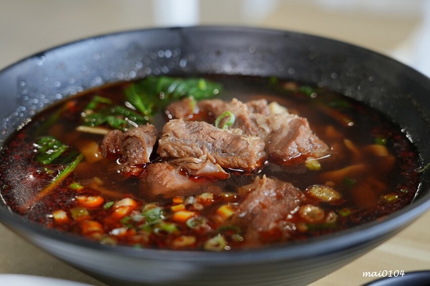 中壢牛肉麵推薦｜鍾小勤麵食館～免費加麵、加湯，豆花、飲料無限供應，吃飽還可以在旁邊的河堤步道散散步