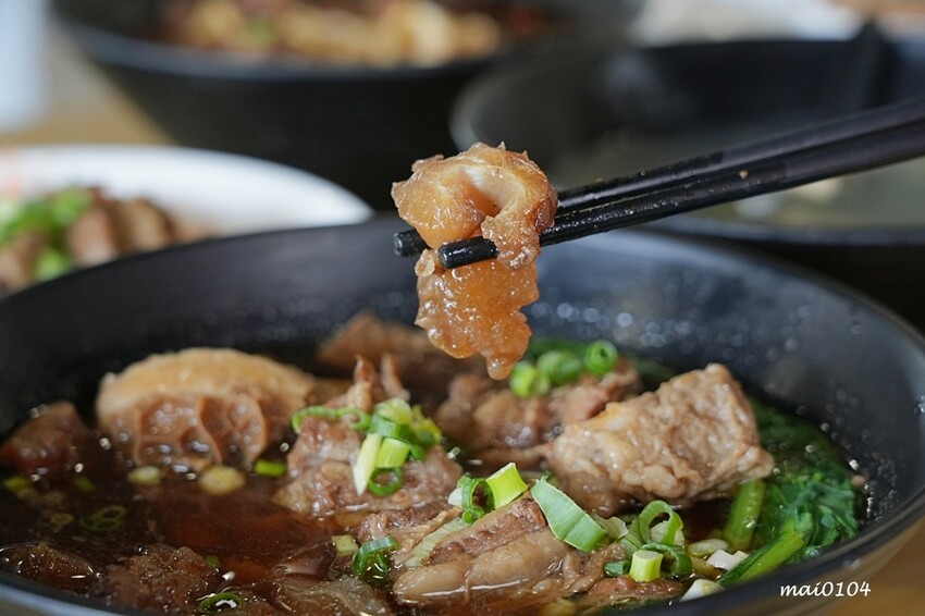 中壢牛肉麵推薦｜鍾小勤麵食館～免費加麵、加湯，豆花、飲料無限供應，吃飽還可以在旁邊的河堤步道散散步
