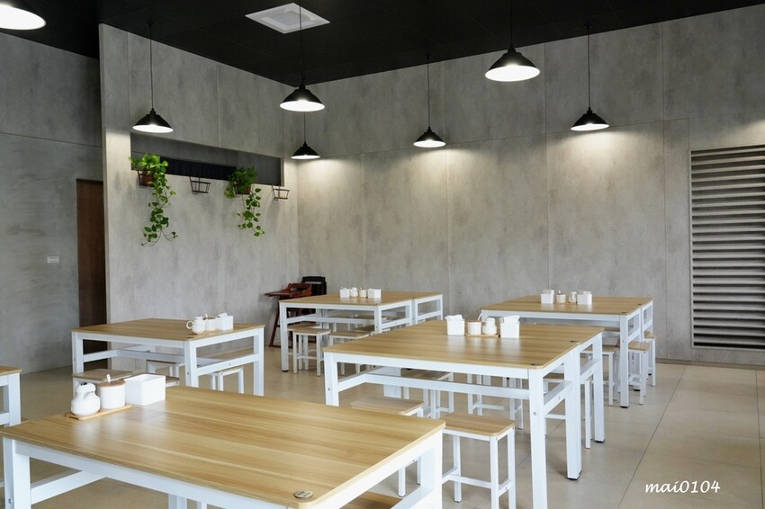 中壢牛肉麵推薦｜鍾小勤麵食館～免費加麵、加湯，豆花、飲料無限供應，吃飽還可以在旁邊的河堤步道散散步