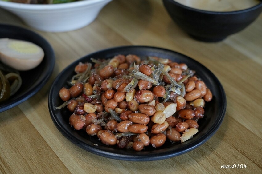 中壢牛肉麵推薦｜鍾小勤麵食館～免費加麵、加湯，豆花、飲料無限供應，吃飽還可以在旁邊的河堤步道散散步