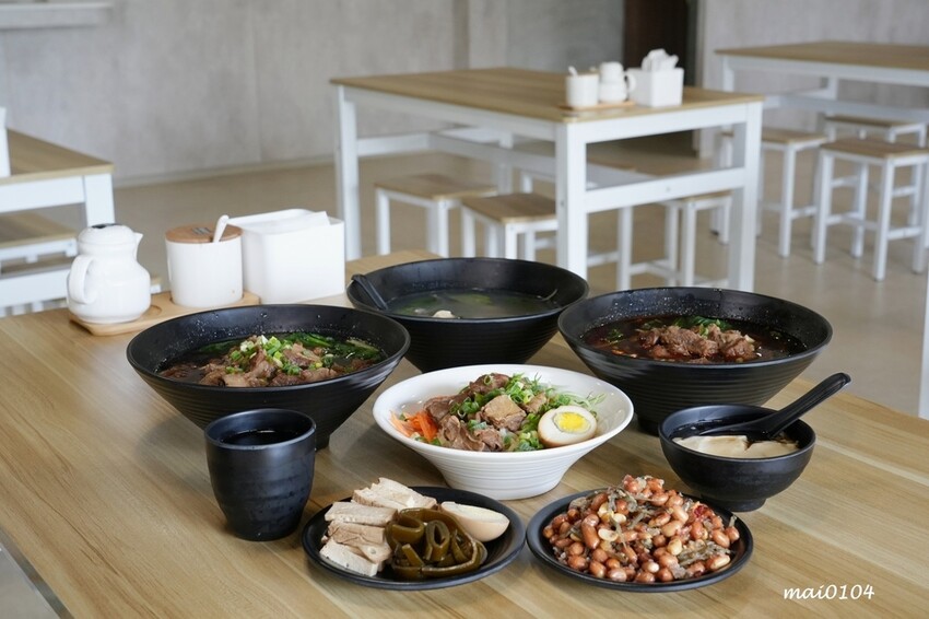 中壢牛肉麵推薦｜鍾小勤麵食館～免費加麵、加湯，豆花、飲料無限供應，吃飽還可以在旁邊的河堤步道散散步