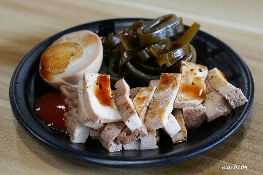 中壢牛肉麵推薦｜鍾小勤麵食館～免費加麵、加湯，豆花、飲料無限供應，吃飽還可以在旁邊的河堤步道散散步