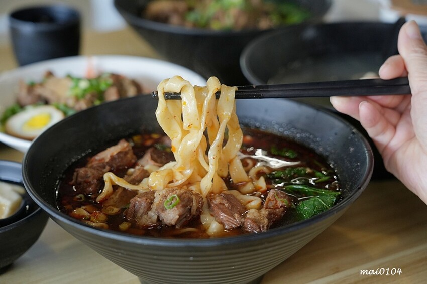 中壢牛肉麵推薦｜鍾小勤麵食館～免費加麵、加湯，豆花、飲料無限供應，吃飽還可以在旁邊的河堤步道散散步
