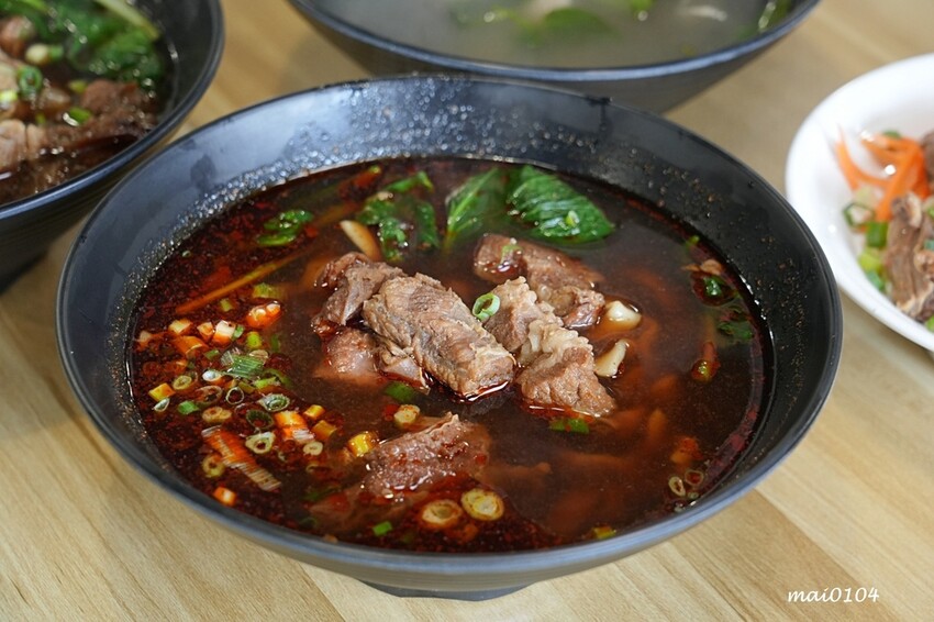 中壢牛肉麵推薦｜鍾小勤麵食館～免費加麵、加湯，豆花、飲料無限供應，吃飽還可以在旁邊的河堤步道散散步