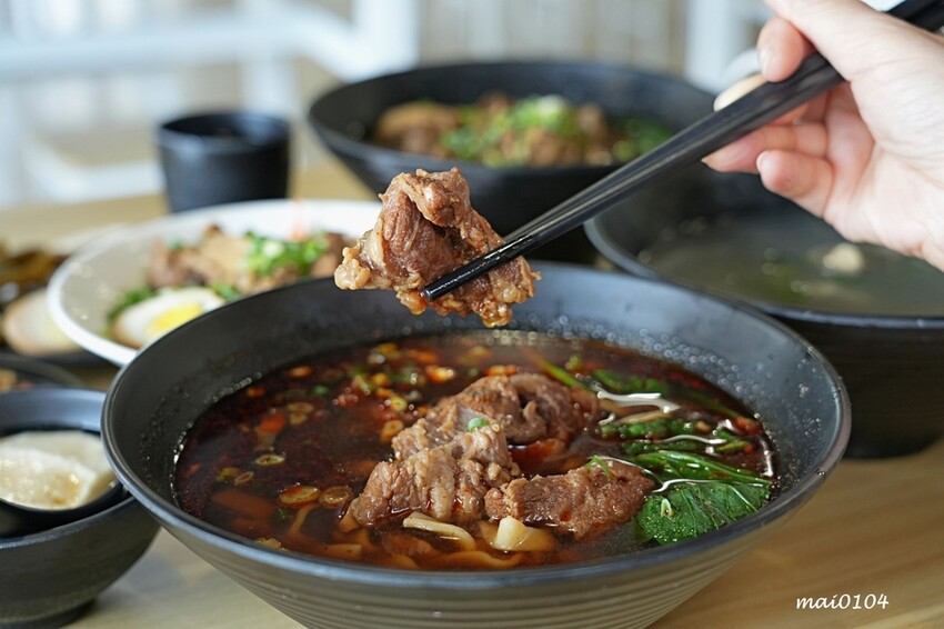 中壢牛肉麵推薦｜鍾小勤麵食館～免費加麵、加湯，豆花、飲料無限供應，吃飽還可以在旁邊的河堤步道散散步