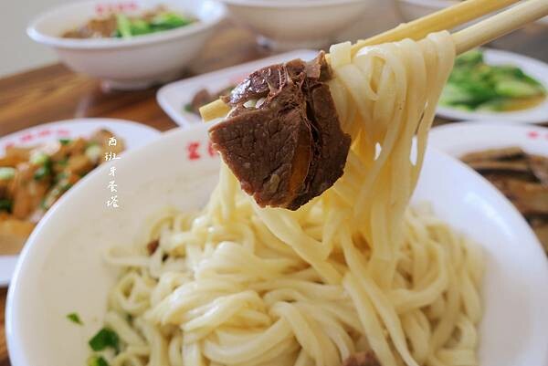 金榜拌麵 龍華店|龜山庶民美食,龍華科技大學師生最愛~百元以