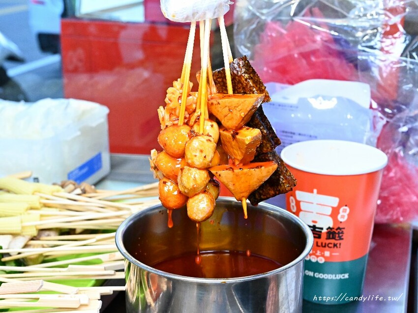 大吉籤｜忠孝夜市首選小吃，香麻串串杯專賣一串只要18元，多達30種串串，還有現場手刮綠豆涼粉