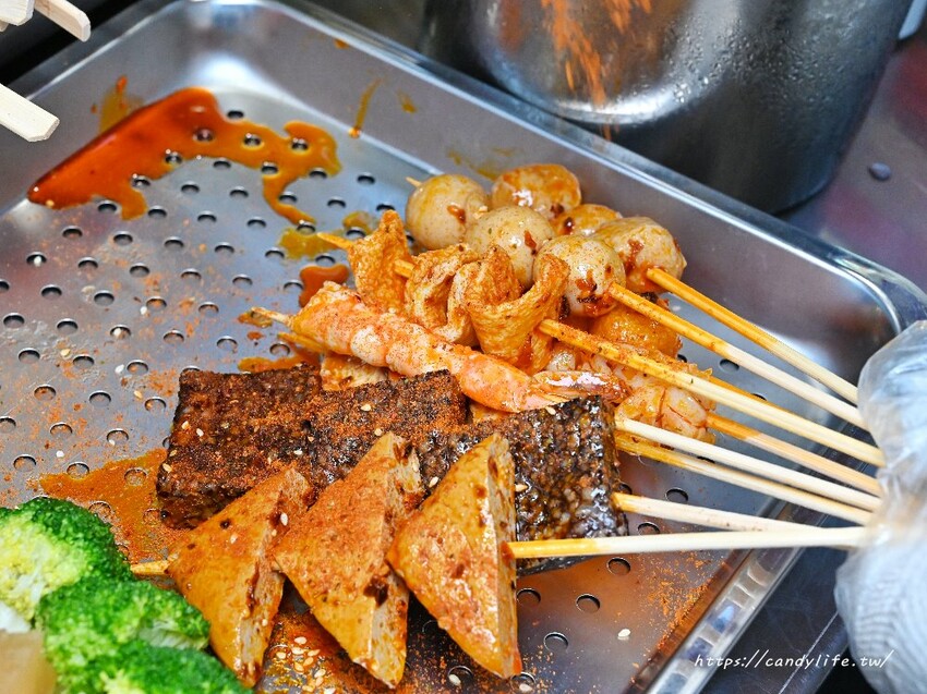 大吉籤｜忠孝夜市首選小吃，香麻串串杯專賣一串只要18元，多達30種串串，還有現場手刮綠豆涼粉