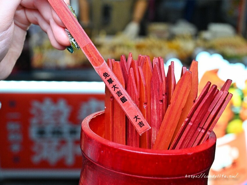 大吉籤｜忠孝夜市首選小吃，香麻串串杯專賣一串只要18元，多達30種串串，還有現場手刮綠豆涼粉