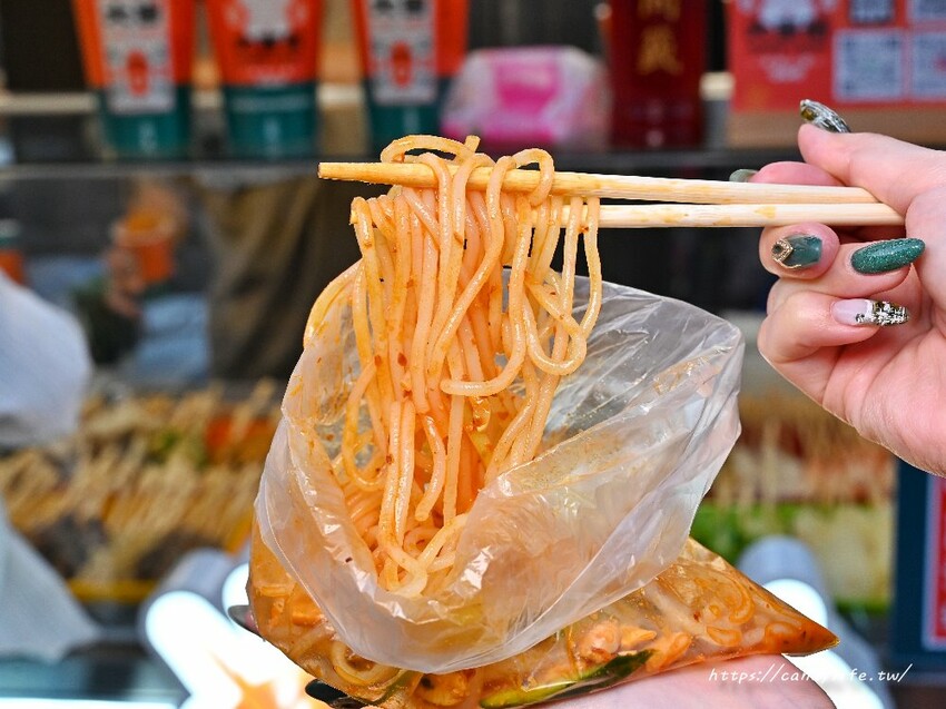 大吉籤｜忠孝夜市首選小吃，香麻串串杯專賣一串只要18元，多達30種串串，還有現場手刮綠豆涼粉