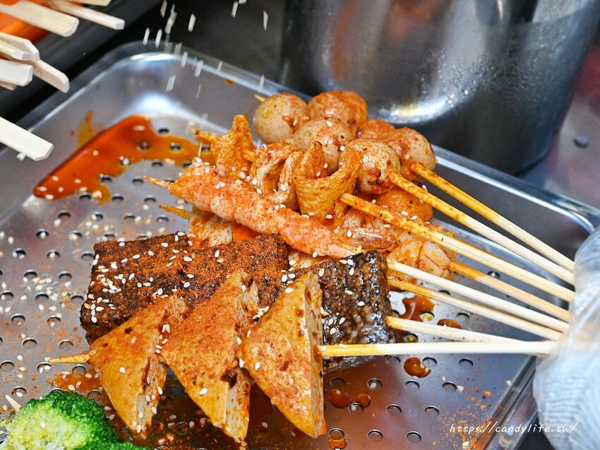 大吉籤｜忠孝夜市首選小吃，香麻串串杯專賣一串只要18元，多達30種串串，還有現場手刮綠豆涼粉