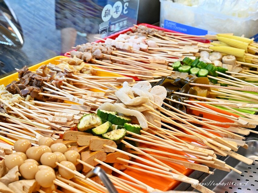 大吉籤｜忠孝夜市首選小吃，香麻串串杯專賣一串只要18元，多達30種串串，還有現場手刮綠豆涼粉