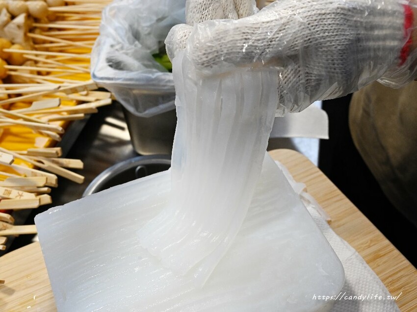 大吉籤｜忠孝夜市首選小吃，香麻串串杯專賣一串只要18元，多達30種串串，還有現場手刮綠豆涼粉