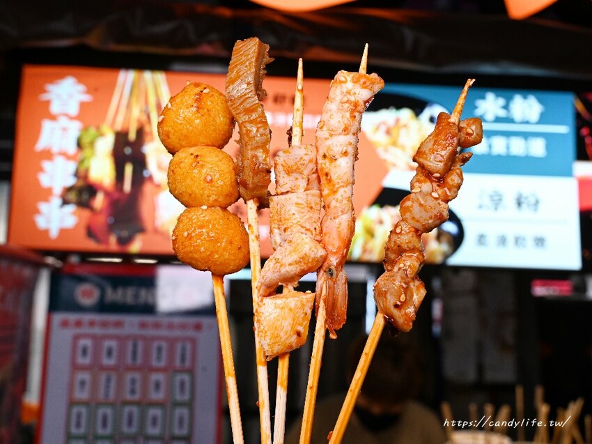 大吉籤｜忠孝夜市首選小吃，香麻串串杯專賣一串只要18元，多達30種串串，還有現場手刮綠豆涼粉