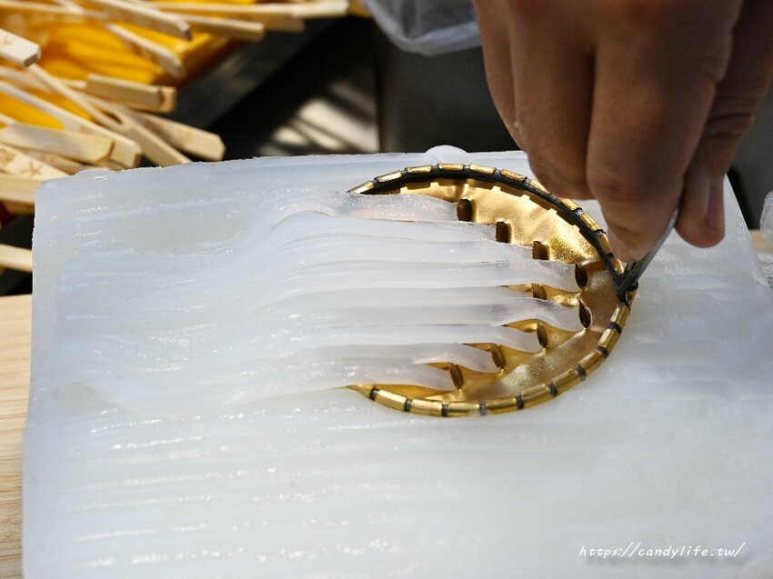 大吉籤｜忠孝夜市首選小吃，香麻串串杯專賣一串只要18元，多達30種串串，還有現場手刮綠豆涼粉