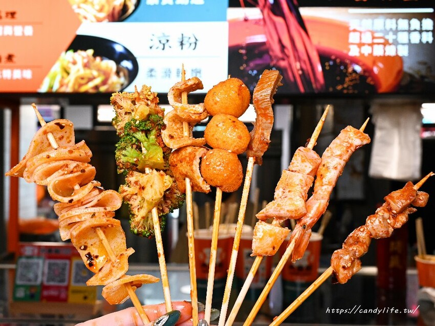 大吉籤｜忠孝夜市首選小吃，香麻串串杯專賣一串只要18元，多達30種串串，還有現場手刮綠豆涼粉