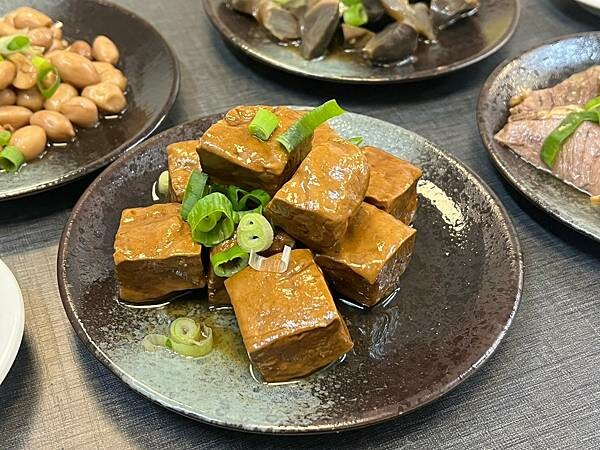 ＋（三芝美食）十間店～網購人氣滷味開實體店！5心級製作好滋味