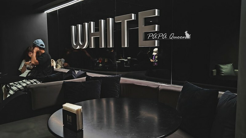 台中西區|WHITE Coffee Bar-極致黑店!超大巨型暗黑卡比獸超吸引目光