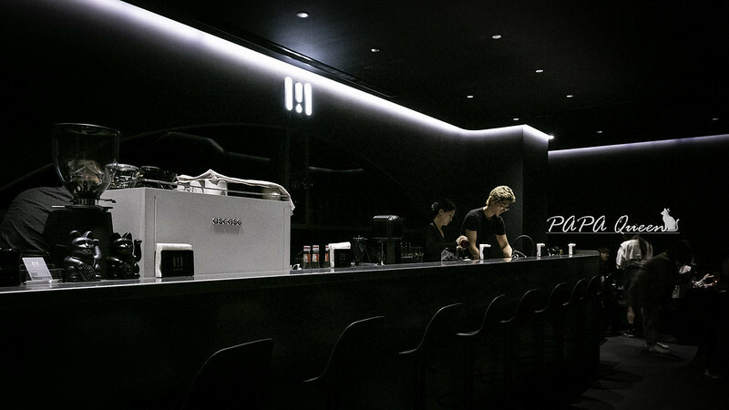 台中西區|WHITE Coffee Bar-極致黑店!超大巨型暗黑卡比獸超吸引目光