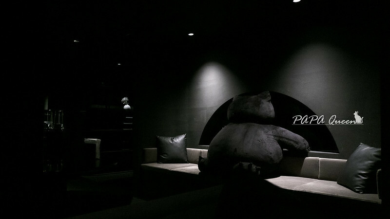 台中西區|WHITE Coffee Bar-極致黑店!超大巨型暗黑卡比獸超吸引目光