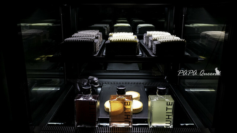 台中西區|WHITE Coffee Bar-極致黑店!超大巨型暗黑卡比獸超吸引目光