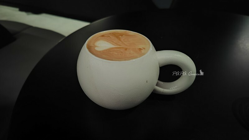 台中西區|WHITE Coffee Bar-極致黑店!超大巨型暗黑卡比獸超吸引目光