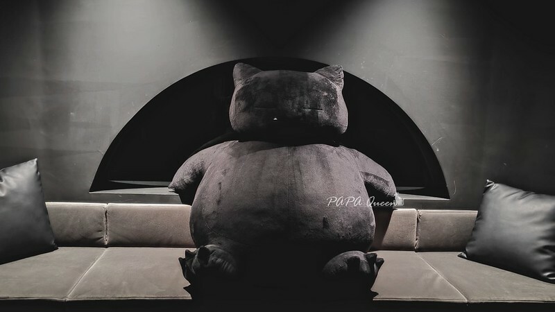 台中西區|WHITE Coffee Bar-極致黑店!超大巨型暗黑卡比獸超吸引目光