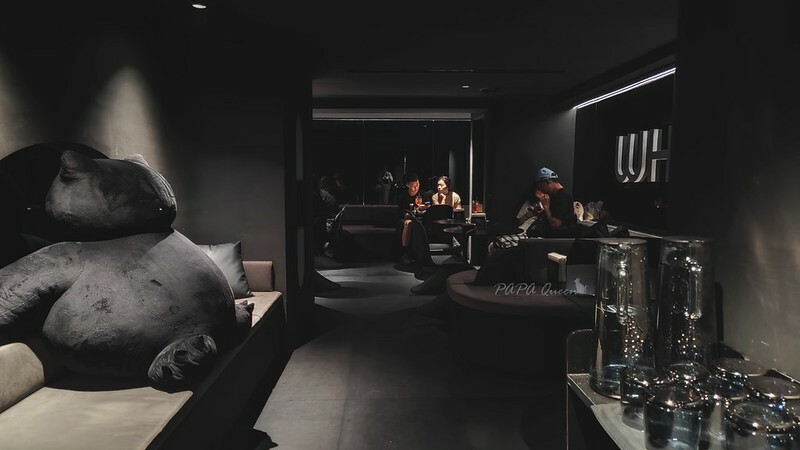 台中西區|WHITE Coffee Bar-極致黑店!超大巨型暗黑卡比獸超吸引目光